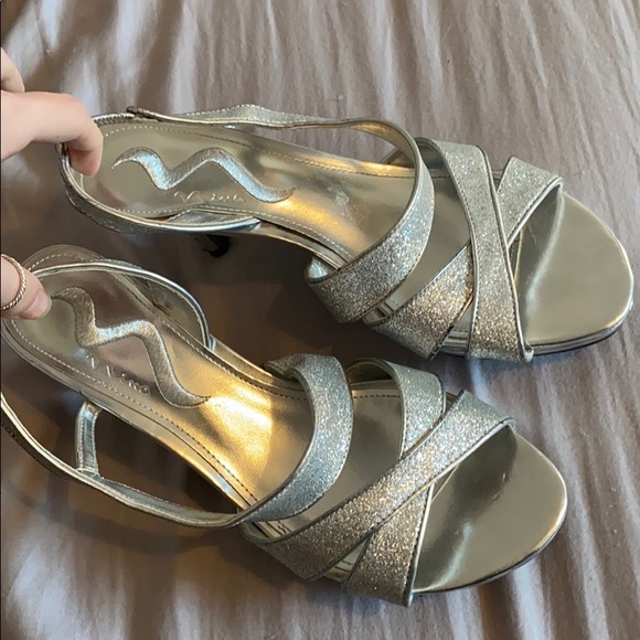 Silver Heels. - Picture 1 of 3
